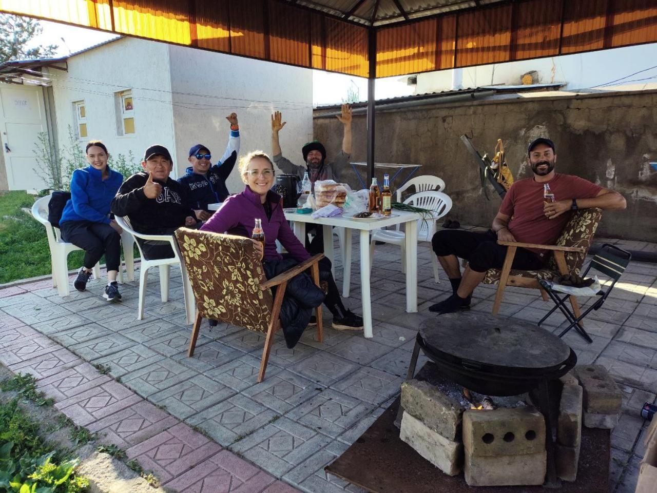 Urban Monkey Tent Hostel & Bar كاراكول المظهر الخارجي الصورة